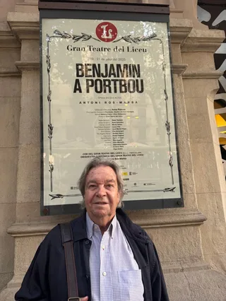 Antoni Ros-Marbà ante la fachada del Gran Teatre del Liceu. © 2025 by Gran Teatre del Liceu.