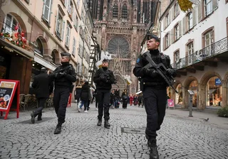 Medidas de seguridad en el mercadillo navideño de Estrasburgo. © 2025 by AFP / Sebastien Bozon.