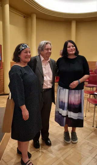 Antoni Ros-Marbà con las nietas de Walter Benjamin. © 2025 by Antoni Ros-Marbà.