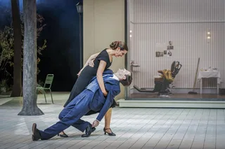 David Oller (Lamparilla) y  Carmen Artaza (Paloma) en El barberillo de Lavapiés, régie de Christof Loy. © 2025 by Cingo Hoehn / Theater Basel.
