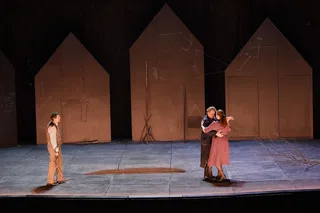 Maximilian Schmitt (Max), Heiko Trinsinger (Kaspar) y Jessica Muirhead (Agathe)  en «Der Freischütz», régie de Tatjana Gürbaca. © 2026 by Martin Kaufhold.