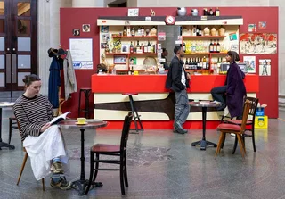 Instalación 'When Words Fall Silent, Cinema Speaks' de Zineb Sedira. © 2026 by Joe Humphrys / Tate.