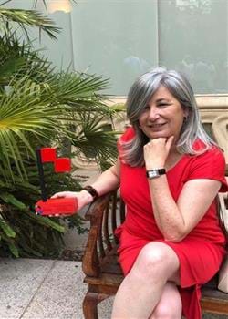 Valentina Granados con el Premio Gema