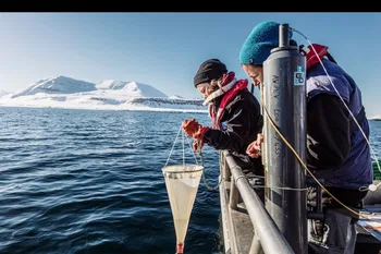 Dr. Clara Hoppe y Klara Wolf tomando muestras de fitoplancton