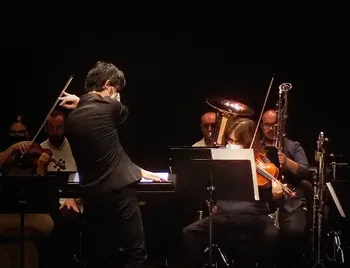 Nacho de Paz dirigiendo a Vértixe Sonora