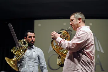 Stefan Dohr con miembros de la Orquesta Joven de Galicia