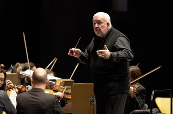 Minkowski dirigiendo 'El murciélago'