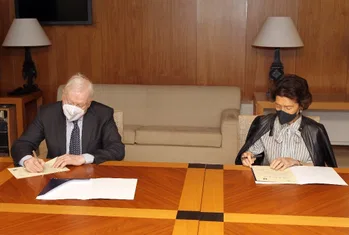 Firma del acuerdo entre ESM Reina Sofía y la Fundación Burgos 2021 