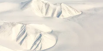 Glaciares cubiertos de nieve en el Ártico canadiense