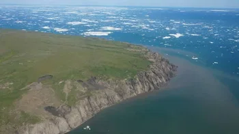 Transporte de masas de tierra a océano por erosión costera en la isla Herschel, Canadá