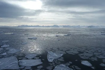 Témpanos de hielo en la costa de Svalbard