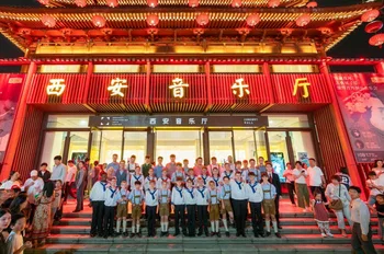 Coro infantil de San Florián ante el Auditorio de Xi'an