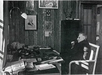 Hans Pfitzner en su mesa de trabajo