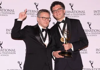  Jakub Piątek recoge el premio Emmy