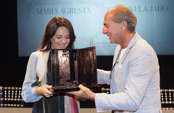 Daniele Callegari entrega el premio a Maria Agresta
