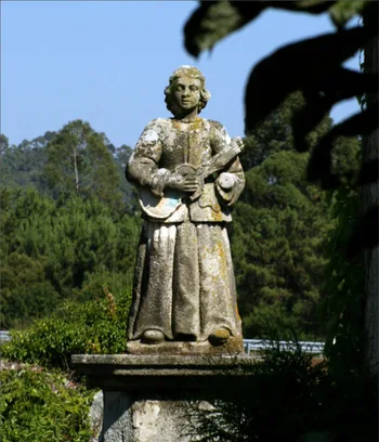 Estátua de Rosa Malvido com guitarra no Paço de Rua Nova