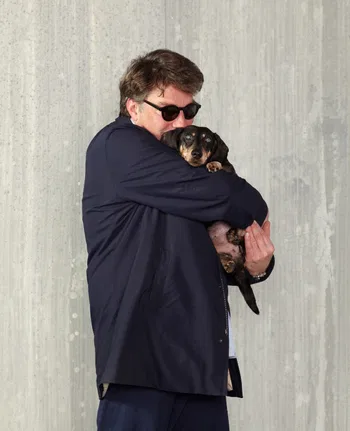 Marco Goecke con su perro Gustav