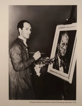 George Gershwin pintando su retrato de Arnold Schoenberg en 1936