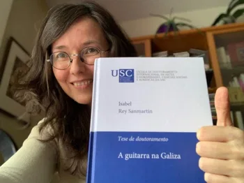 Isabel Rei Samartim com um dos três volumes da tese "A guitarra na Galiza"