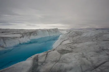 Lago profundo sobre el glaciar 79º N