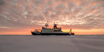 Buque Polarstern al amanecer