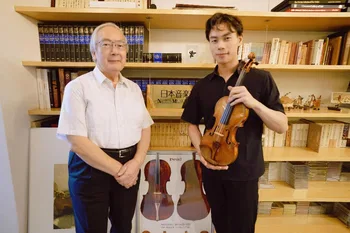 El director general de la Nippon Music Foundation, Tamio Kano, con Timothy Chooi
