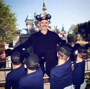 Miguel Bosé junto a sus hijos en Disneyland