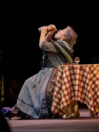 Amelia Font como Antigua