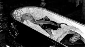 Francisco Franco en su ataúd