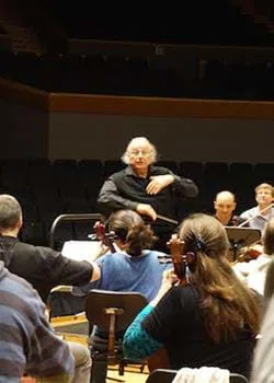 Eliahu Inbal ensayando con la OSG