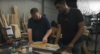 Dykes y su compañero guitarrista construyendo un bajo usando partes y elementos encontrados en Temu