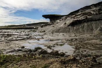 Paisaje costero erosionado en la isla Herschel, Canadá