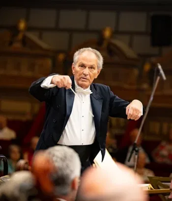 Mandeal dirigiendo a la Filarmónica de Transilvania