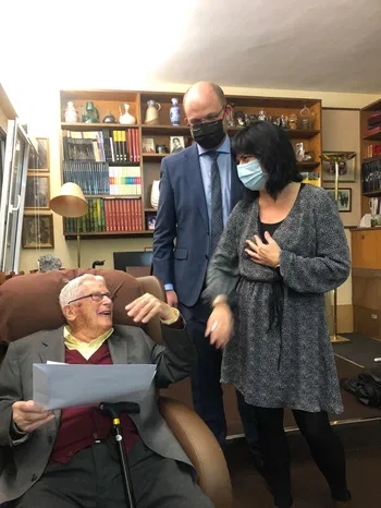 Manuel Cabero (sentado) junto a socios de AEDCORO 