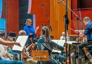 Elina Garanca y K.M. Chichon durante la grabación con la OFGC 