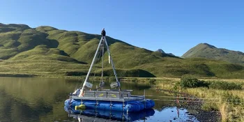 Plataforma de perforación flotante para extraer núcleos de sedimentos de lagos de Alaska