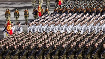Tropas norcoreanas desfilando en Piöngiang