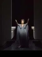 Netrebko frente a la Iglesia Ortodoxa                                                                      