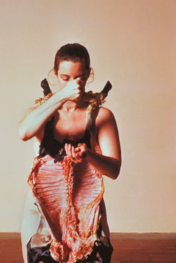 Tania Bruguera, El peso de la culpa , 1997-99