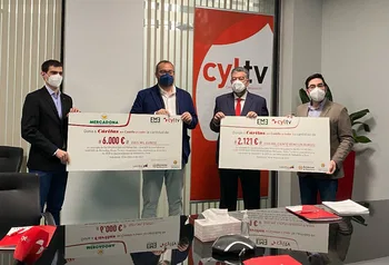 Acto de entrega de los cheques a Cáritas