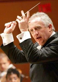 Bramwell Tovey dirigiendo