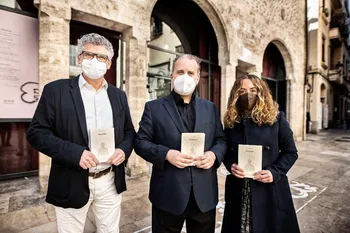 Josu de Solaun (centro) en la presentación de 'Las grietas'