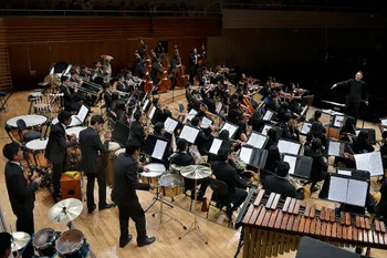 Roberto González-Monjas con la Orquesta de Jóvenes Sinfonía por el Perú