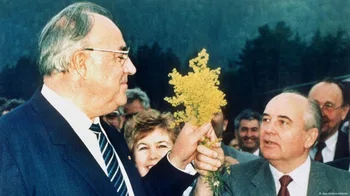  Mijaíl Gorbachov y Helmut Kohl en julio de 1990