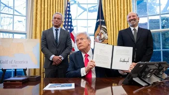 Foto oficial del acto de firma de decretos arancelarios