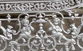 Adornos musicais nos bancos da Alameda compostelana