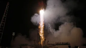 El vehículo de lanzamiento Soyuz-FG con la nave espacial Soyuz TMA-10M