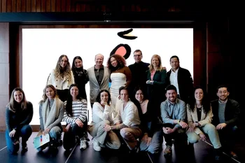 Foto de familia de artistas, el maestro Julio Reyes y miembros de la FPdGi.