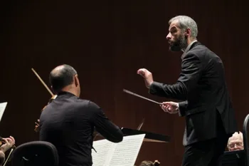 Dima Slobodeniouk dirigiendo la OSG