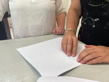 Carmen Bayarri leyendo la partitura a Teresa Laiz